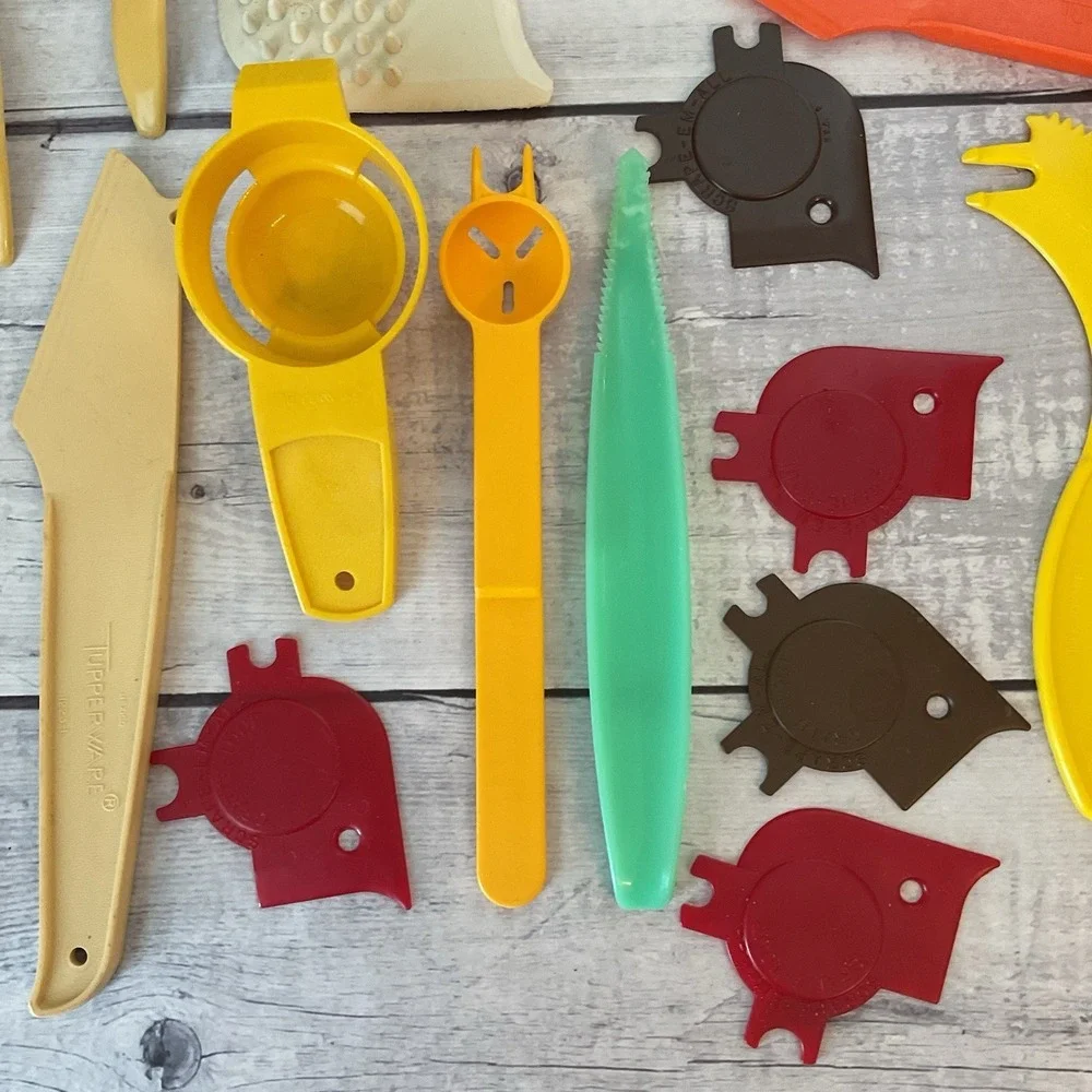 Tupperware Kitchen Gadgets Utensils Tools Vintage Lot  Of 18 Items